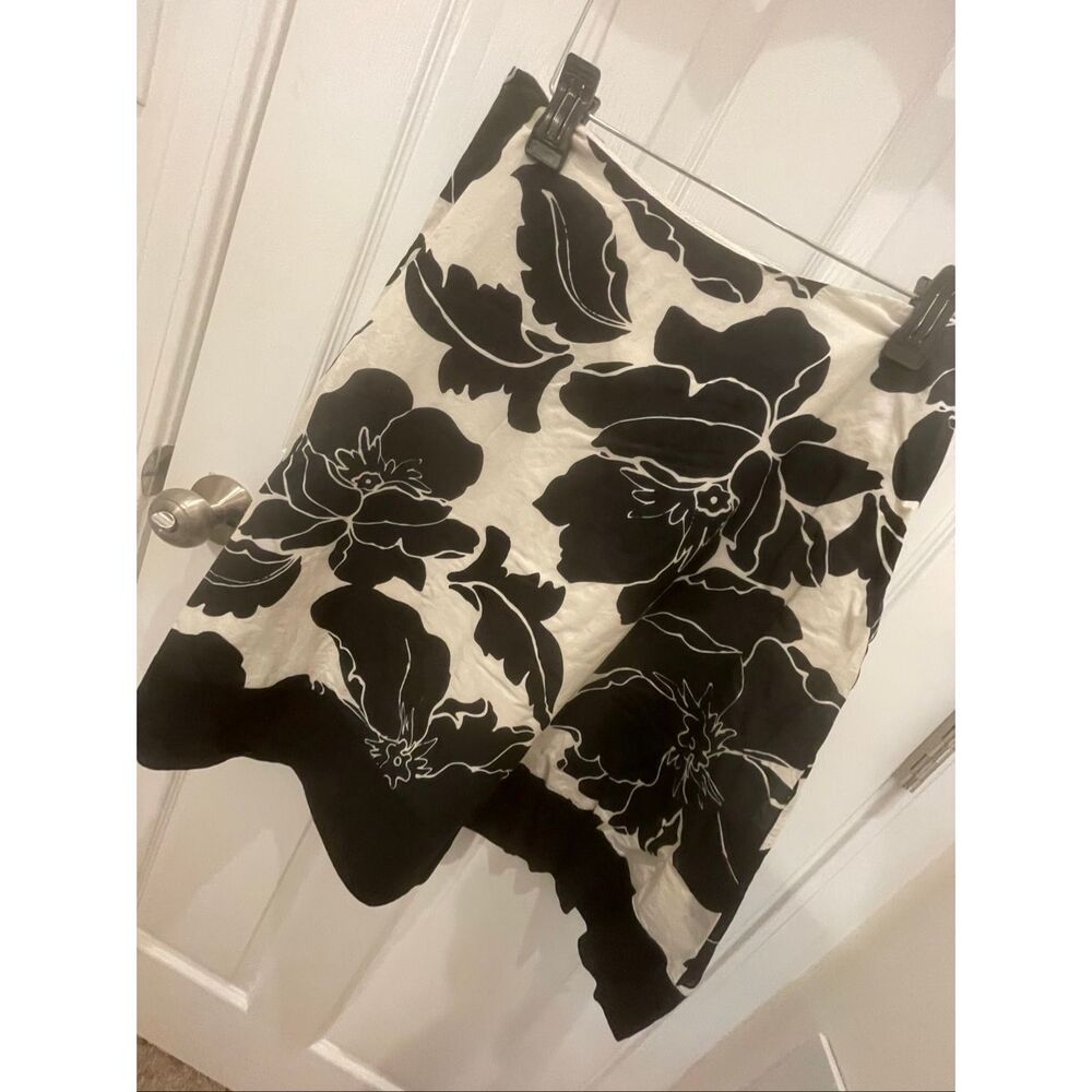 White House Black Market women’s mid black and crème skirt size 10 silk blend